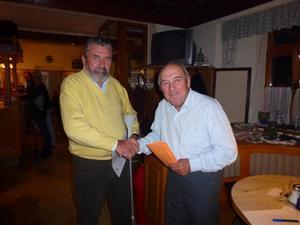 1. Platz - Der Obmann gratuliert Zischkin 
