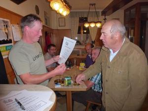3. Platz - Der Obmann gratuliert Mechtler Erwin 